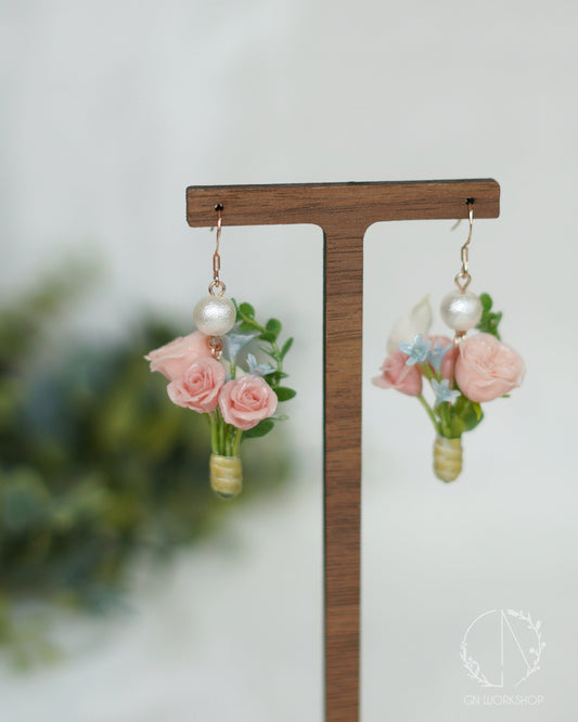 Bouquet Dangles - Garden rose, Roses, Tweedia, Calla Lily, Eucalyptus