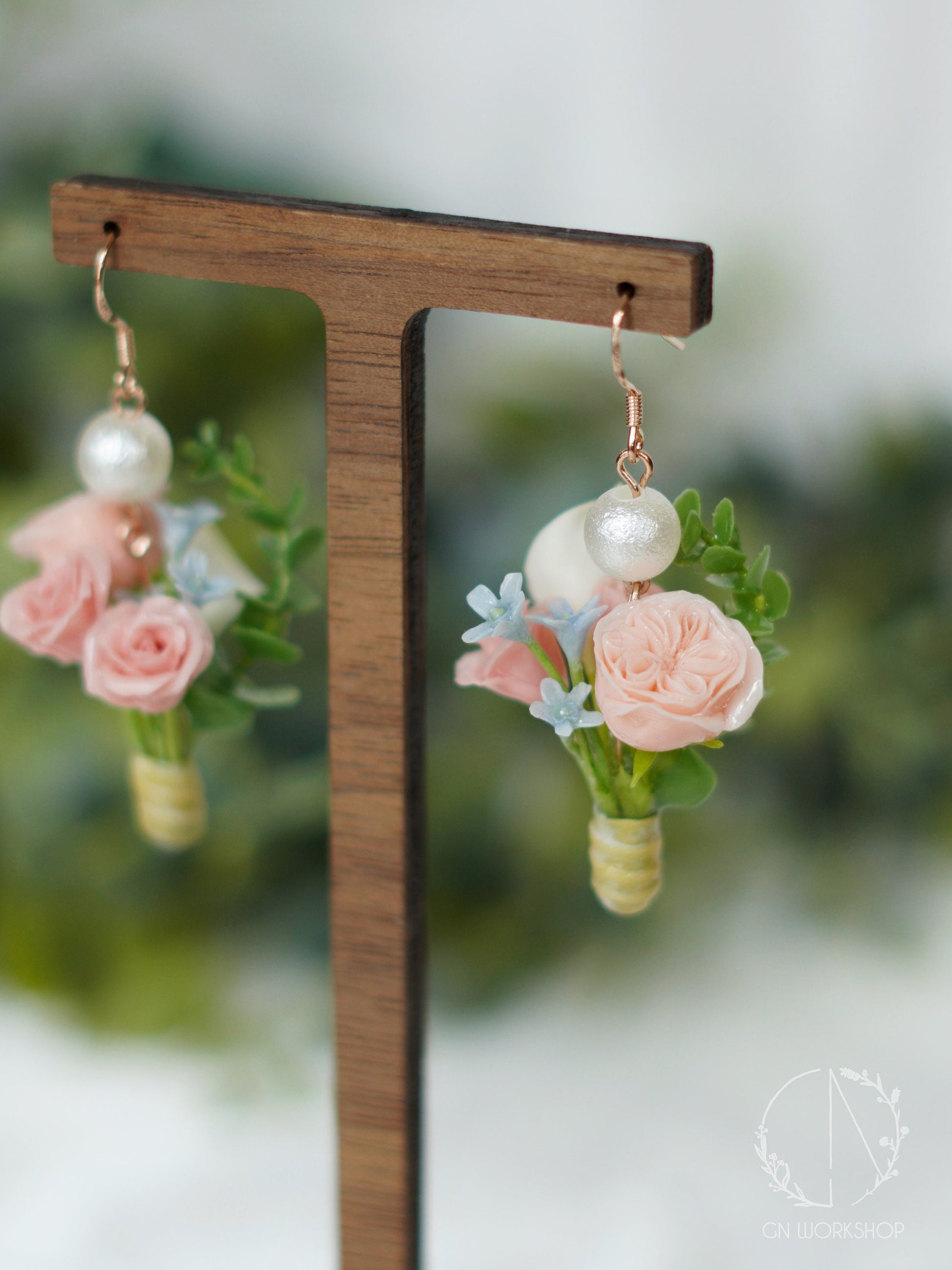 Bouquet Dangles - Garden rose, Roses, Tweedia, Calla Lily, Eucalyptus