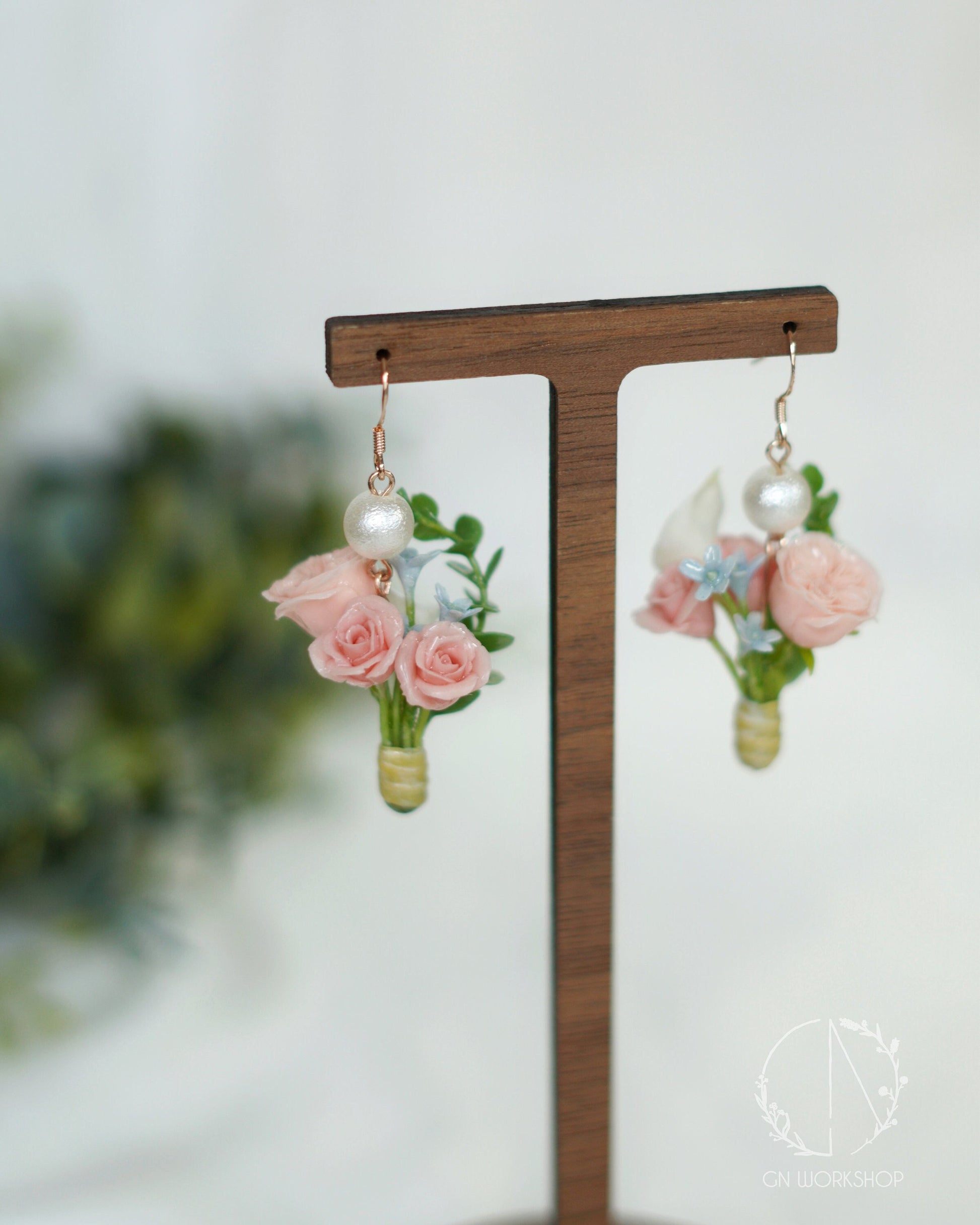 Bouquet Dangles - Garden rose, Roses, Tweedia, Calla Lily, Eucalyptus