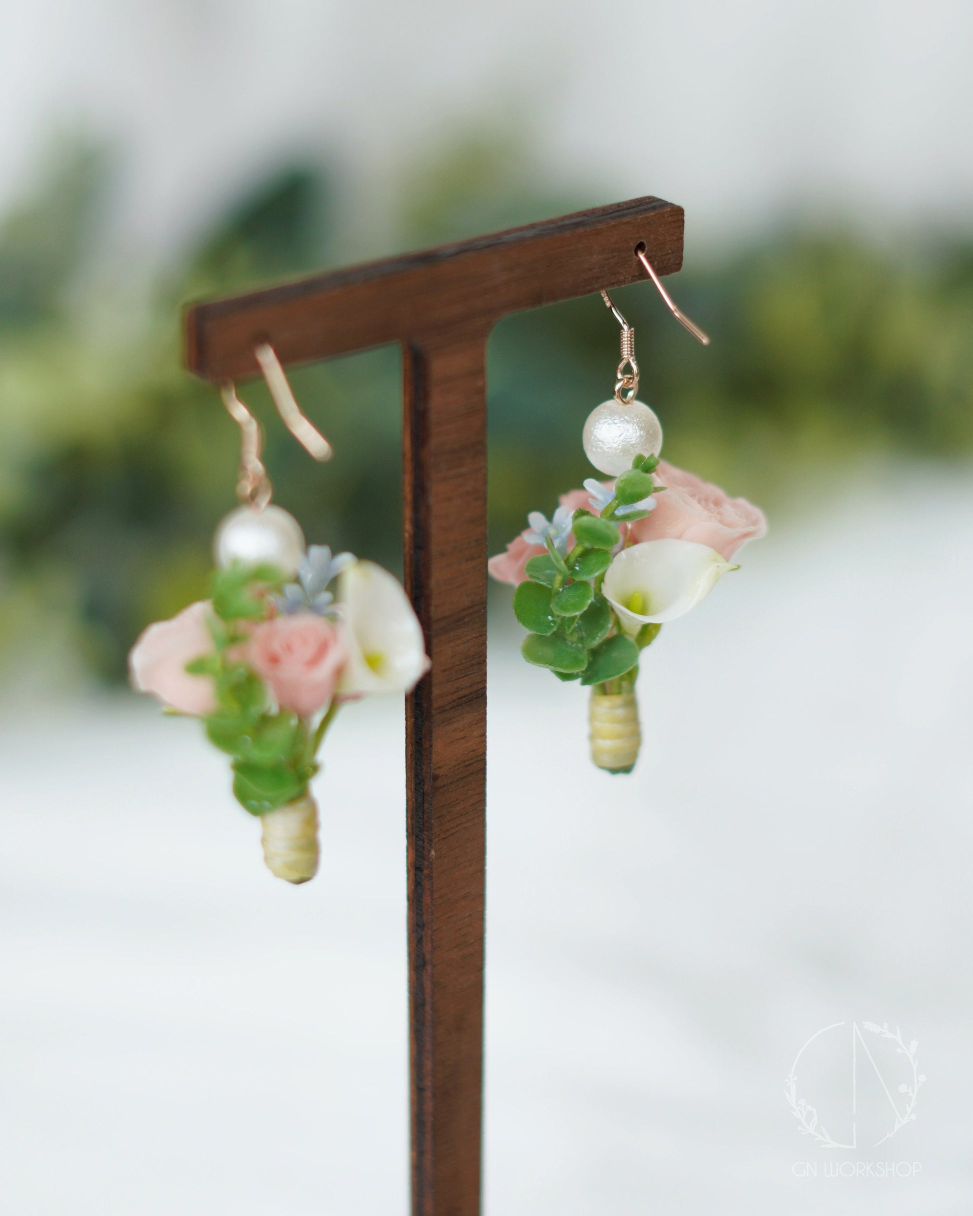 Bouquet Dangles - Garden rose, Roses, Tweedia, Calla Lily, Eucalyptus