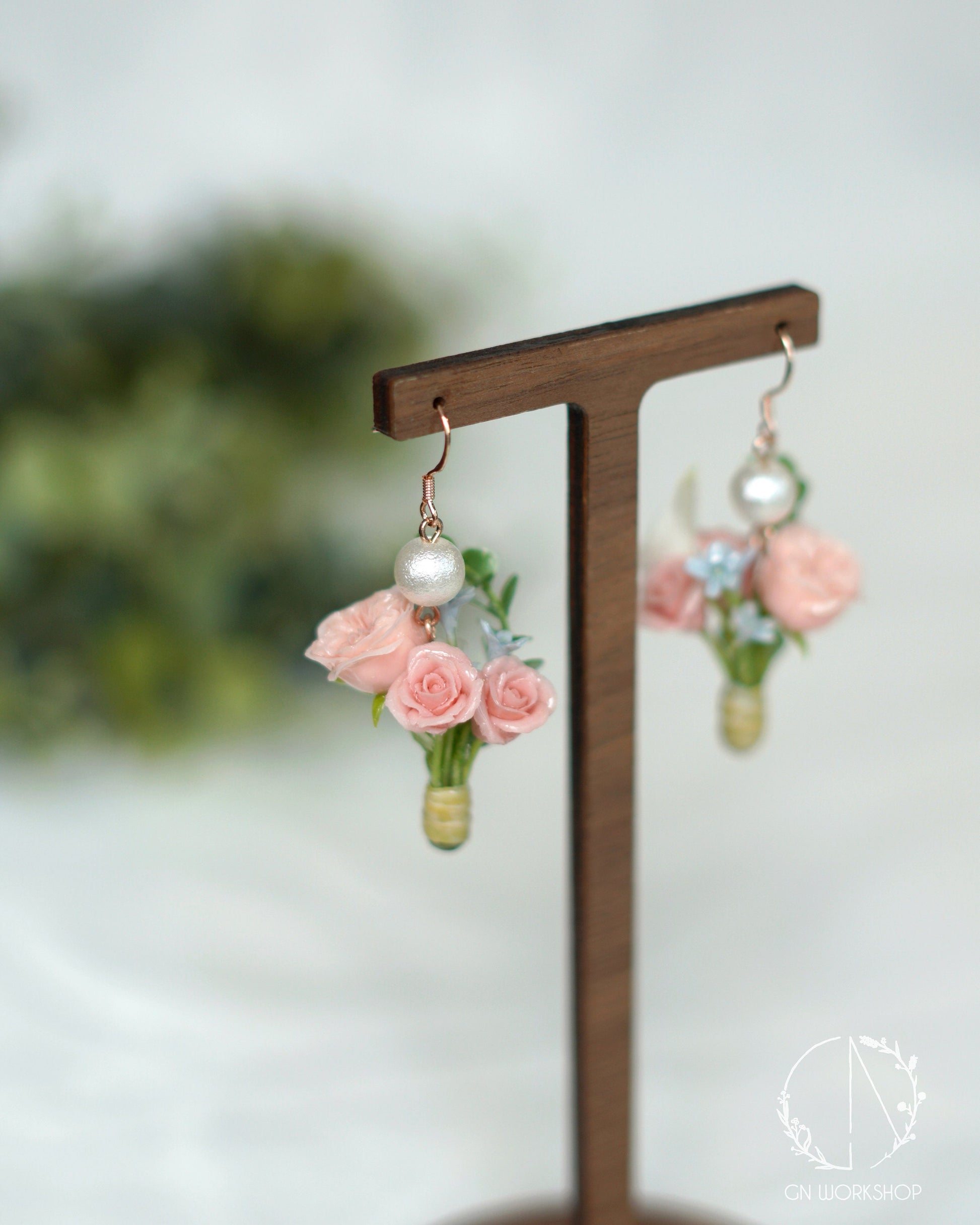 Bouquet Dangles - Garden rose, Roses, Tweedia, Calla Lily, Eucalyptus