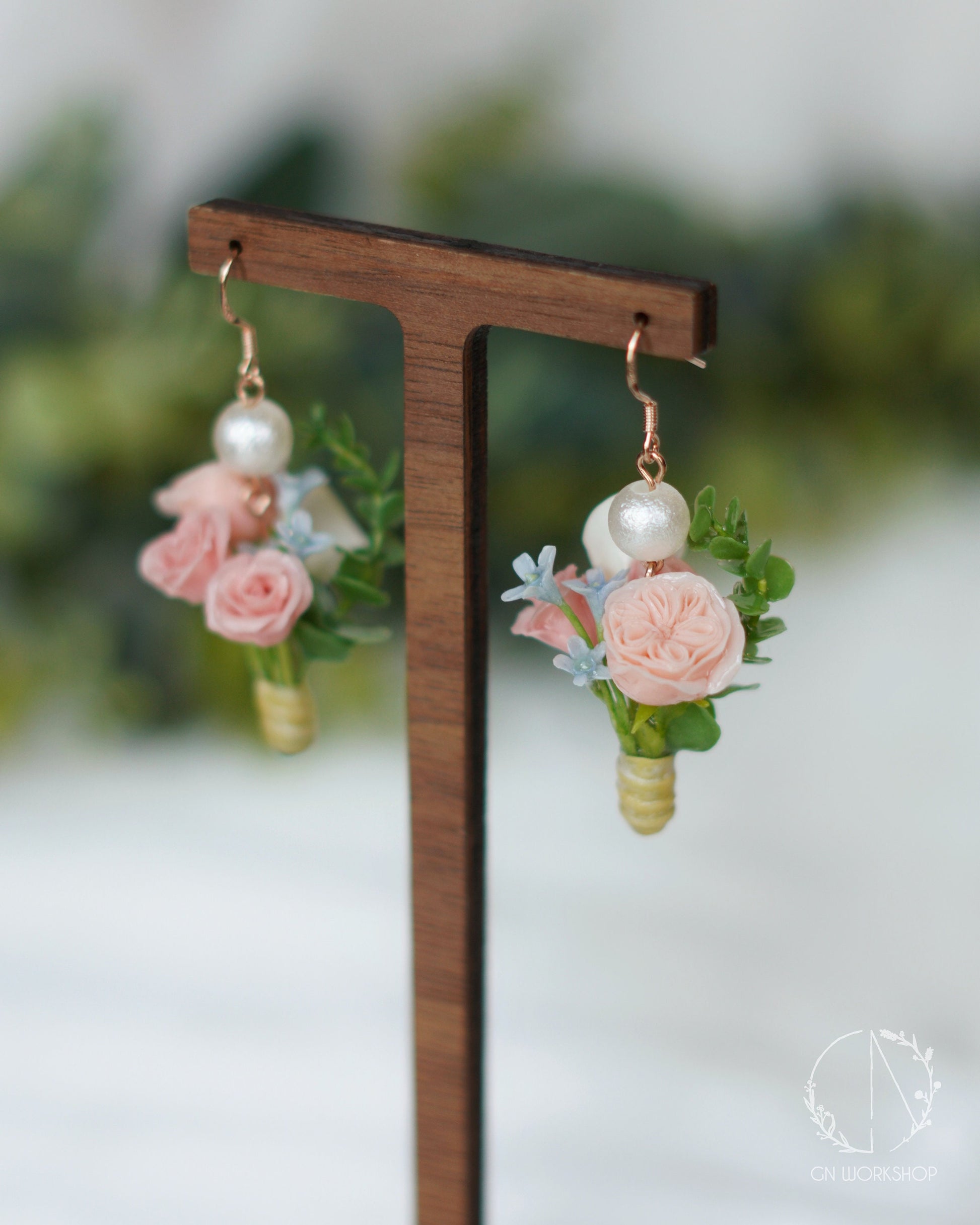 Bouquet Dangles - Garden rose, Roses, Tweedia, Calla Lily, Eucalyptus