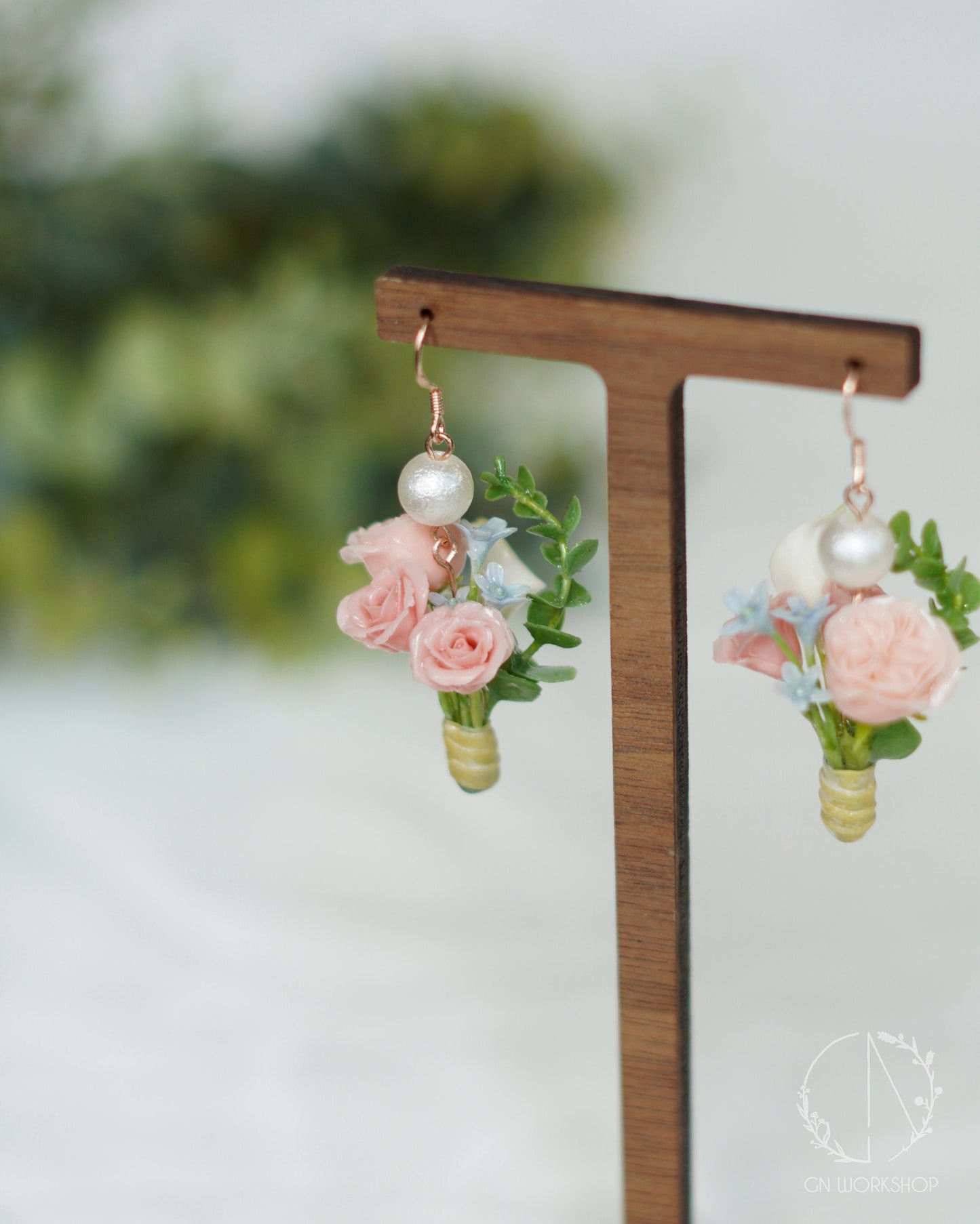 Bouquet Dangles - Garden rose, Roses, Tweedia, Calla Lily, Eucalyptus