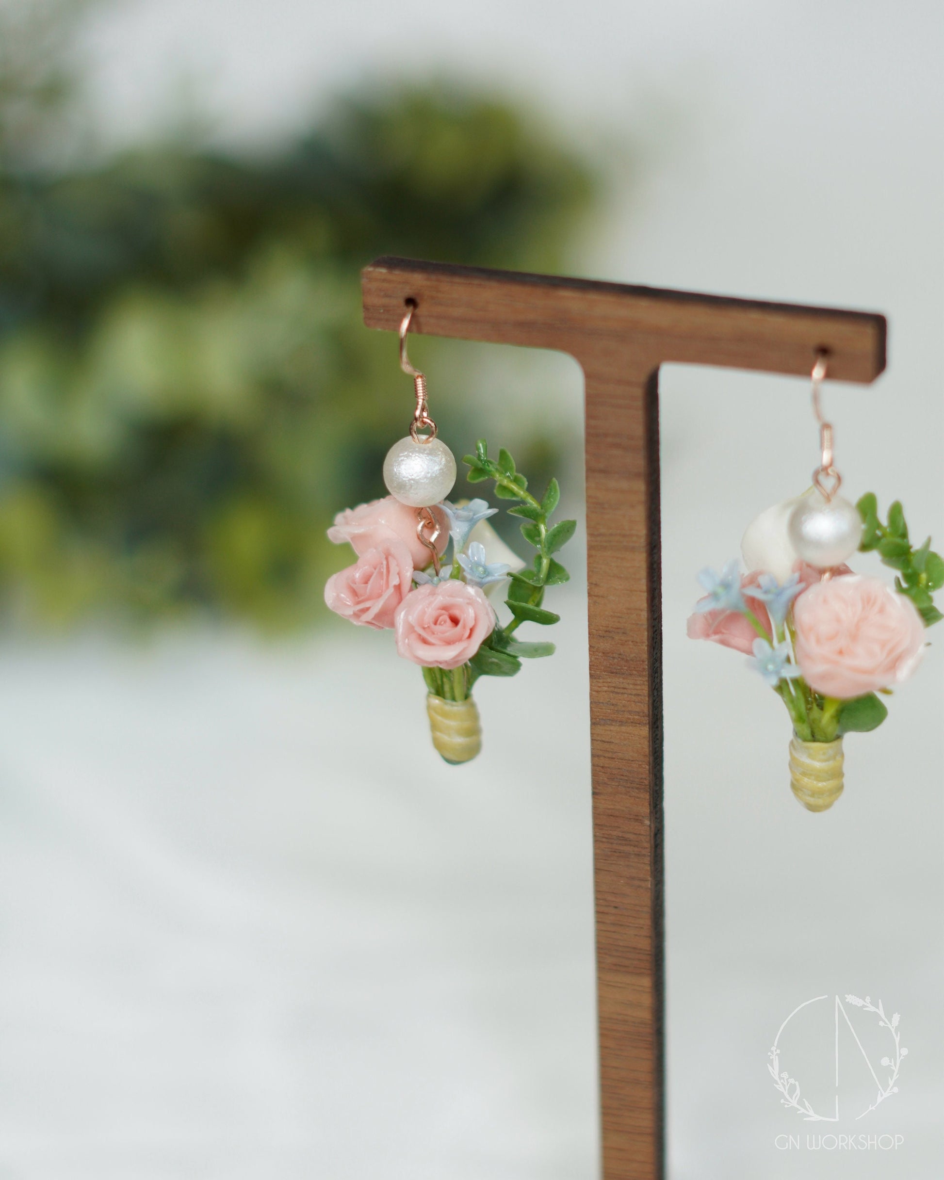 Bouquet Dangles - Garden rose, Roses, Tweedia, Calla Lily, Eucalyptus